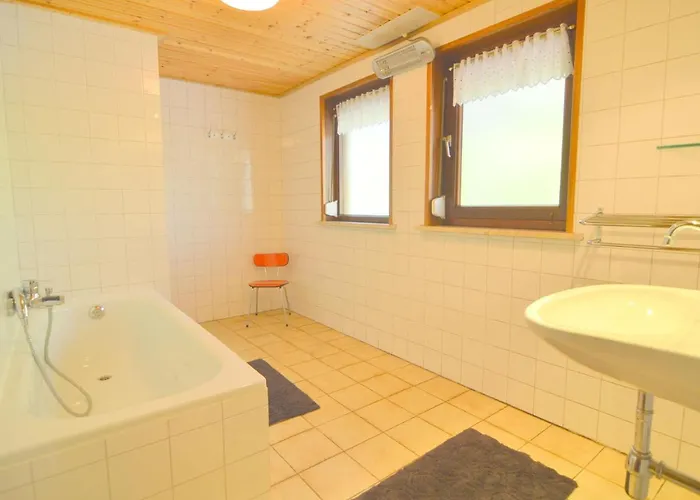 Cozy In With Huge Private Garden Tatil Evi Uden